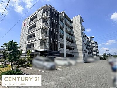 外観:モダンなデザインの外観が印象的なマンションです。ゆとりある駐車スペースがあり車の出し入れもスムーズに行えます。清潔感のある建物で開放感のある空間が広がっています。周辺には緑も多く落ち着いた雰囲気です。 外観:モダンなデザインの外観が印象的なマンションです。ゆとりある駐車スペースがあり車の出し入れもスムーズに行えます。清潔感のある建物で開放感のある空間が広がっています。周辺には緑も多く落ち着いた雰囲気です。
