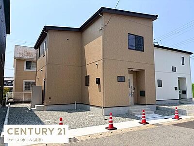 外観:シンプルなデザインが印象的な外観です。直線を活かしたフォルムが特徴です。落ち着いた色合いが周囲と調和しています。玄関までのアプローチも整えられています。駐車スペースも確保されています。 外観:シンプルなデザインが印象的な外観です。直線を活かしたフォルムが特徴です。落ち着いた色合いが周囲と調和しています。玄関までのアプローチも整えられています。駐車スペースも確保されています。