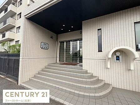 エントランスは段差がしっかりと設けられており建物全体の落ち着いた雰囲気を感じます。タイル張りで清潔感があり出入り口にはオートロック設備も設置されています。外観はメンテナンスが行き届いた印象です。