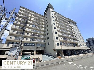外観:外観は清潔感のある明るい色合いで洗練された印象です。複数階建てのため見晴らしも良好です。ゆったりとした敷地に余裕を感じます。バルコニーが多く開放感も感じられる外観です。 外観:外観は清潔感のある明るい色合いで洗練された印象です。複数階建てのため見晴らしも良好です。ゆったりとした敷地に余裕を感じます。バルコニーが多く開放感も感じられる外観です。
