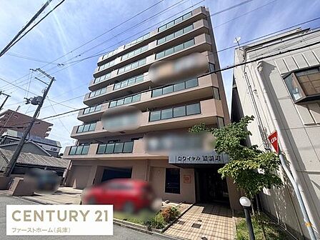 すっきりとした外観が目を引く建物です。大きな窓が並び明るさを感じさせます。エントランスはタイル敷きで植栽も整えられています。通りに面した配置で視認性もあります。