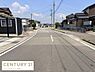 その他：幅の広い前面道路で車のすれ違いもしやすい印象です。周囲は住宅が並び整った街並みが確認できます。道路の舗装状態も良好で静かな環境がうかがえます。視界が開けており見通しの良い立地です。
