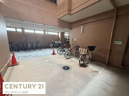 広々とした自転車置き場があり複数台の自転車を安心して駐輪できます。屋根付きなので雨の日も心配ありません。整理された空間で使いやすい環境が整っています。出入り口も広くスムーズに出入りが可能です。