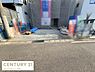 駐車場：前面道路と段差が少なくスムーズに駐車が可能です。敷地内の駐車スペースは十分な広さがあります。車を停めやすい設計となっています。建物までのアプローチも整っています。利便性を重視した駐車場です。