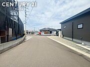 西側の前面道路から撮影♪