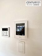 TVモニター付インターホンです。荷物の非対面受け取りもスムーズに行えるモニター付きインターフォンです。ネットでのお買い物が増えているので、今まで以上に重宝しますね。