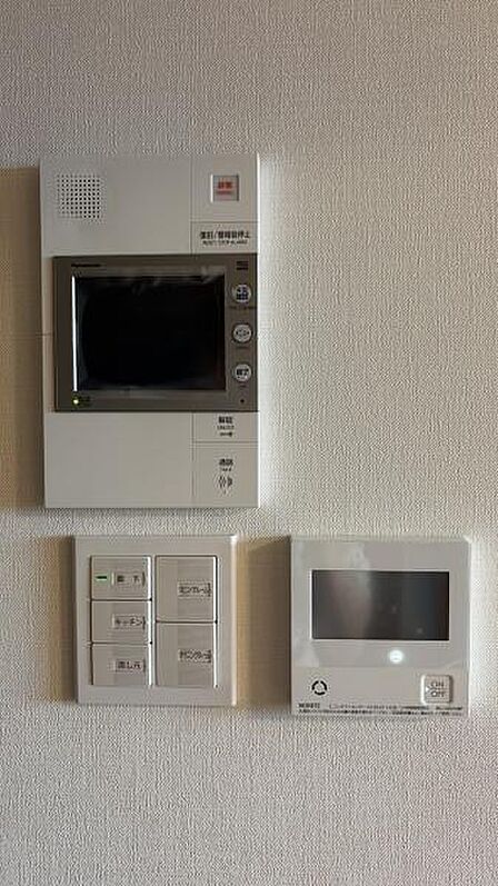 モニター付きインターホン完備。来訪者の確認ができ、防犯面にも配慮された安心の設備です。