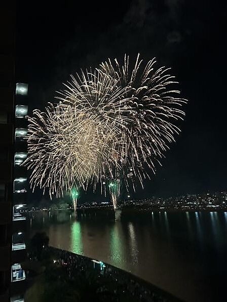共用部分から花火を望める贅沢なロケーション。ご自宅にいながら特別な時間を楽しめます。