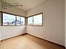 洋室：3帖の洋室です。お部屋は狭いですが、ファミリークローゼットなどの用途でも利用ができます。