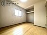 洋室：夫婦の寝室にぴったりのゆとりある広さ。2面採光で風通しが良く、心地よい朝の光で目覚めることができます。ワイドなクローゼットはお二人分の衣類もスッキリ収まり、居住空間を美しく広く保てるお部屋です。