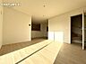 その他：(同仕様写真)リビング※モデル写真でございます。色や配置の相違がある場合がございます。お部屋全体が明るく、開放感があります。
