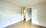 その他：（同仕様写真）洋室※床色、建具の色が異なる場合がございます。