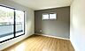 その他：（同仕様写真）洋室※床色、建具の色が異なる場合がございます。