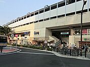 京急線「京急鶴見」駅まで854m、JR鶴見駅からバスターミナルを挟んだ向かい側にあります。エアポート急行停車駅です。