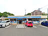 周辺：ローソン横浜上菅田町店まで312m、「山崎」バス停の近くにあるコンビニ。駐車場も広めです。