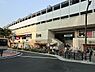 周辺：京急線「京急鶴見」駅まで1067m、JR鶴見駅からバスターミナルを挟んだ向かい側にあります。エアポート急行停車駅です。