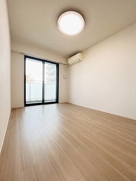 【寝室】広々とした居住空間は日々の暮らしを彩り、心のやすらぎと満足感を与えてくれます。通風と採光を考慮した設計は子供たちはのびのび育ち、家族でくつろぎと団らんを生み出します。