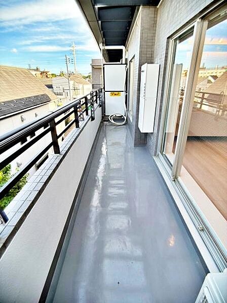 【バルコニー】洗濯物を干しやすい広さのバルコニーです。