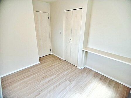 【洋室】作業スペースやディスプレイ棚としても使えるカウンター付。