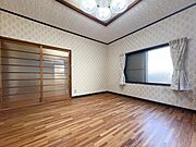 明るい採光が差し込むリビング空間です。広々としたフローリングが印象的です。