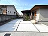 駐車場：広々とした駐車スペースでゆったりと車を停めることができます！住宅街で交通量も多くないため、駐車が苦手な方でもゆっくり停められそう！