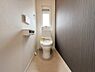 トイレ：縦長の空間を活かしたトイレです。窓から自然光が入り明るさを感じられます。壁の色使いがアクセントとなっています。トイレットペーパーホルダーやリモコンも見やすい位置に設置されています。