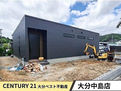 外観:シンプルなデザインの外観が特徴です。直線的なフォルムがモダンな印象を与えます。建物周辺もすっきりとした空間になっています。周囲には緑も感じられる環境です。落ち着いた配色でまとまっています。 外観:シンプルなデザインの外観が特徴です。直線的なフォルムがモダンな印象を与えます。建物周辺もすっきりとした空間になっています。周囲には緑も感じられる環境です。落ち着いた配色でまとまっています。