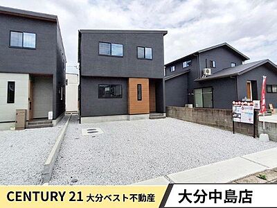 外観:洗練されたダークトーンの外壁に、パッと目を引く鮮やかな玄関ドアが美しいコントラストを描いています。駐車スペースも広く車の出し入れがしやすい設計です。隣家との距離もゆとりがあります。 外観:洗練されたダークトーンの外壁に、パッと目を引く鮮やかな玄関ドアが美しいコントラストを描いています。駐車スペースも広く車の出し入れがしやすい設計です。隣家との距離もゆとりがあります。