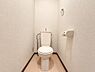 トイレ：シンプルで落ち着いた内装のトイレです。明るい壁紙が圧迫感を和らげ使いやすい空間になっています。