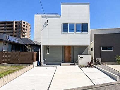 外観:シンプルな外観に、家族の楽しみを詰め込んだロフト付き住宅。 外観:シンプルな外観に、家族の楽しみを詰め込んだロフト付き住宅。