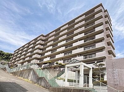 外観：高台に堂々そびえる大規模レジデンス。広々とした駐車場と全戸バルコニー、開放感あふれる住環境が魅力です。
