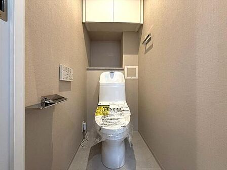 清潔感のあるトイレスペース。毎日使う場所だからこそ、落ち着いて利用できる空間になっています。シンプルで使いやすく、快適な生活をサポートしてくれる設備です。