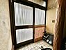 玄関：味わい深い雰囲気が住まいに温かみをもたらす落ち着いた玄関。
