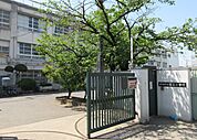東大阪市立若江小学校まで903m、お子様の通学に無理ない距離で安心♪