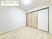 シンプルで使いやすい洋室空間。ベッドや家具の配置もしやすく、寝室やプライベート空間として快適にお使いいただけます。落ち着いた雰囲気でゆったり過ごせるお部屋です。