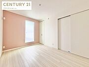 窓から日差し込む明るい洋室です。シンプルなデザインの洋室なのでお好みの家具が合わせやすいです。