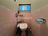 トイレ：ピンクのタイルが施されたトイレは清潔感と柔らかい雰囲気を演出しています。換気に便利な窓付きで自然光も取り入れやすい空間です。ウォシュレット付き便座も設置されており快適な仕様です。