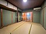 和室：畳敷きの空間が和室の落ち着いた雰囲気を引き立てています。障子窓から柔らかな光が入り心安らぐ空間です。押入れ収納も備わっており使い勝手に配慮されています。天井や柱の素材感も特徴的な和室です。