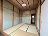 和室：天井や柱が木目調で和の雰囲気が感じられる和室です。畳がきれいに敷き詰められており落ち着いた空間です。押入れもあり収納スペースも充実しています。照明付きで明るさも確保されています。