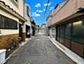 その他：現地周辺は落ち着いた雰囲気の住宅街です。前面道路は舗装されており日当たりも感じられます。道路幅も確認しやすく安心して現地の雰囲気を確かめられます。前面道路の状況を写真でご覧いただけます。