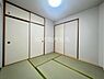 和室：和室のシンプルなデザインが特徴です。畳の目が整い清潔感のある空間となっています。ふすまや天井も落ち着いた色合いでまとまっています。収納スペースも確保されています。照明も明るさが十分です。