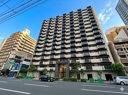 堂々とした外観が印象的なマンションです。整然としたバルコニーのデザインが特徴的です。エントランス周辺の緑も目を引きます。大通りに面し存在感を感じさせます。周囲との調和も取れた外観です。
