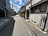 その他：前面道路は舗装されており周囲には住宅が立ち並ぶ環境です。物件は白いタイルの外観が特徴的です。道路幅もあり車の通行も可能です。電柱や配管なども整備されています。落ち着いた雰囲気の街並みが見られます。