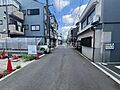 前面道路は広く...