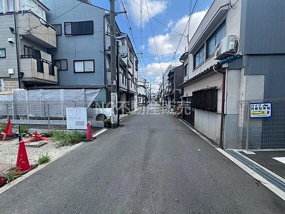 前面道路は広く...
