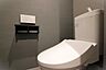 トイレ：すっきりとした空間に設置されたトイレです。スタイリッシュな壁紙が印象的です。ペーパーホルダーや操作パネルもシンプルなデザインで統一されています。清潔感のある内装で落ち着いた雰囲気が感じられます。