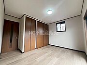 収納スペースがしっかりと確保されたお部屋です。床や扉のデザインが統一されすっきりとした印象です。収納の扉は開閉しやすい仕様で使いやすさにも配慮されています。お部屋全体が明るくまとまっています。