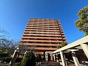 青空に映える堂々とした外観が印象的なマンションです。エントランス周辺には緑も豊かで開放感があります。バルコニーが広く各住戸に明るさを感じられます。