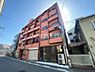 その他：外観は落ち着いた色合いで街並みに調和しています。角地に位置し道路に面しているため利便性があります。複数階建ての建物でシンプルな造りが印象的です。1階部分にはシャッター付きのスペースがあります。