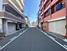 その他：前面道路は幅員があり車の出し入れもスムーズに行えます。建物も隣接し生活利便性の高さが感じられる周辺環境です。道路の見通しも良く交通の流れも穏やかです。周囲の建物も整然としており落ち着いた雰囲気です。